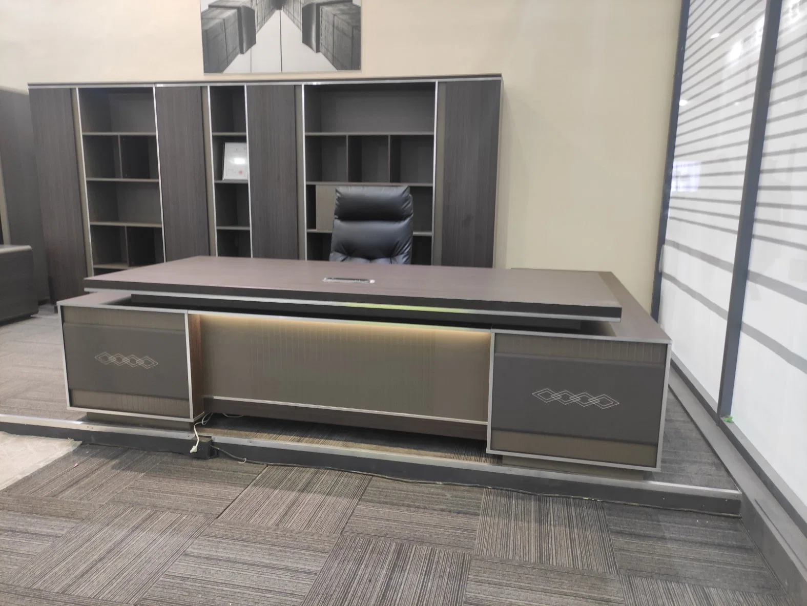 2023 Neues Design modernes Aluminium Luxus Melamin Holz Escritorio L Shape Management CEO Executive Office Furniture 2,8m 3,2m Big Office Schreibtisch