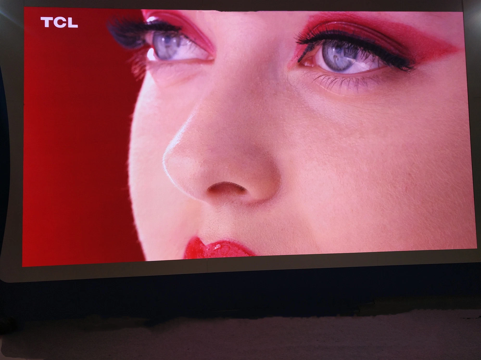 High Definition P1.667/P1.875/1.923 Indoor TV Screen LED Display Wall