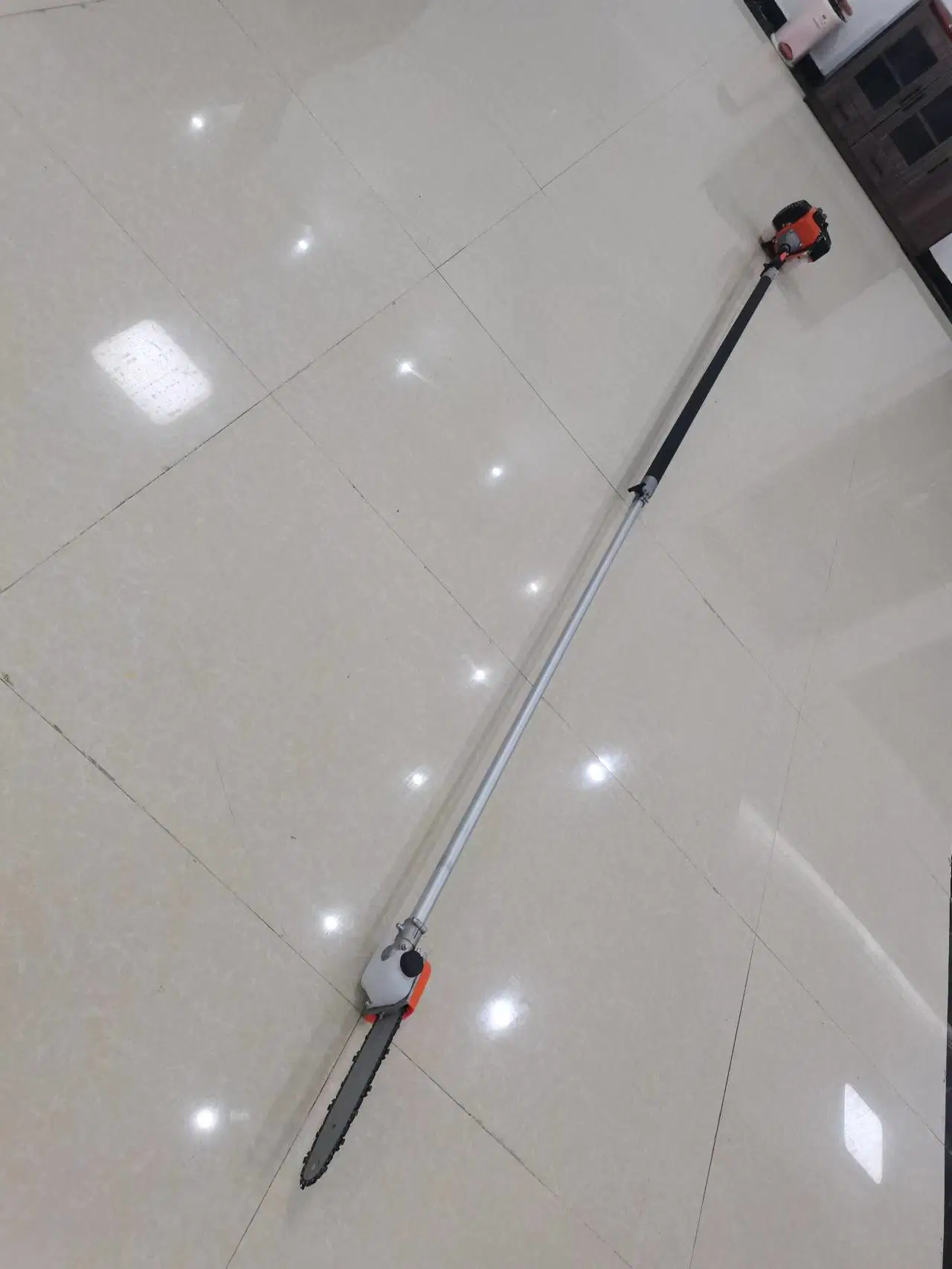 Gasoline Power Telescopic Pole Pruner Saw with 2.8-4.5 Meter Long Reach