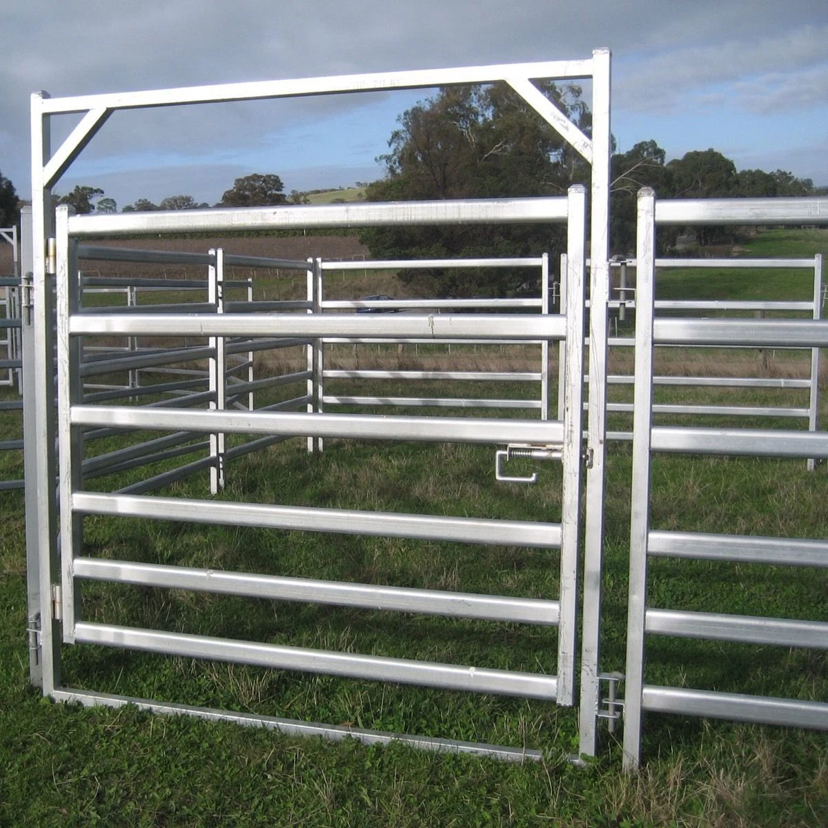 Hot Dipped Galvanized Heavy Duty Cattle Panel. Livestock Fence