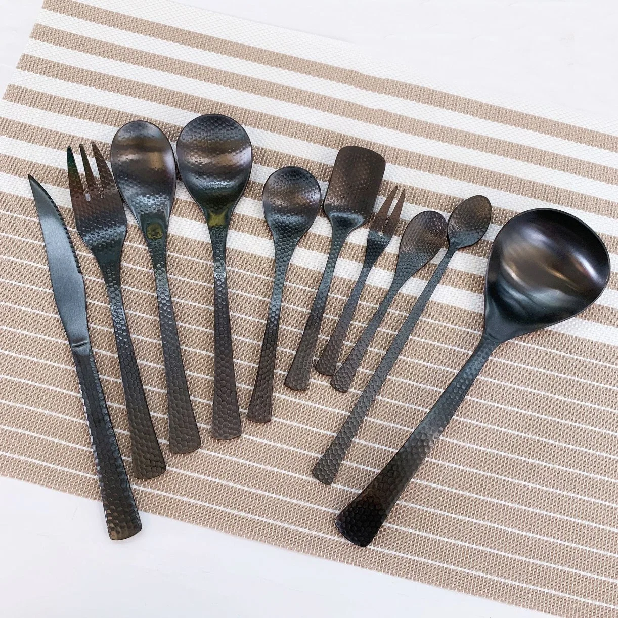 Custom Stainless Steel Hammered Black Cutlery Set with Knife, Fork and Spoon