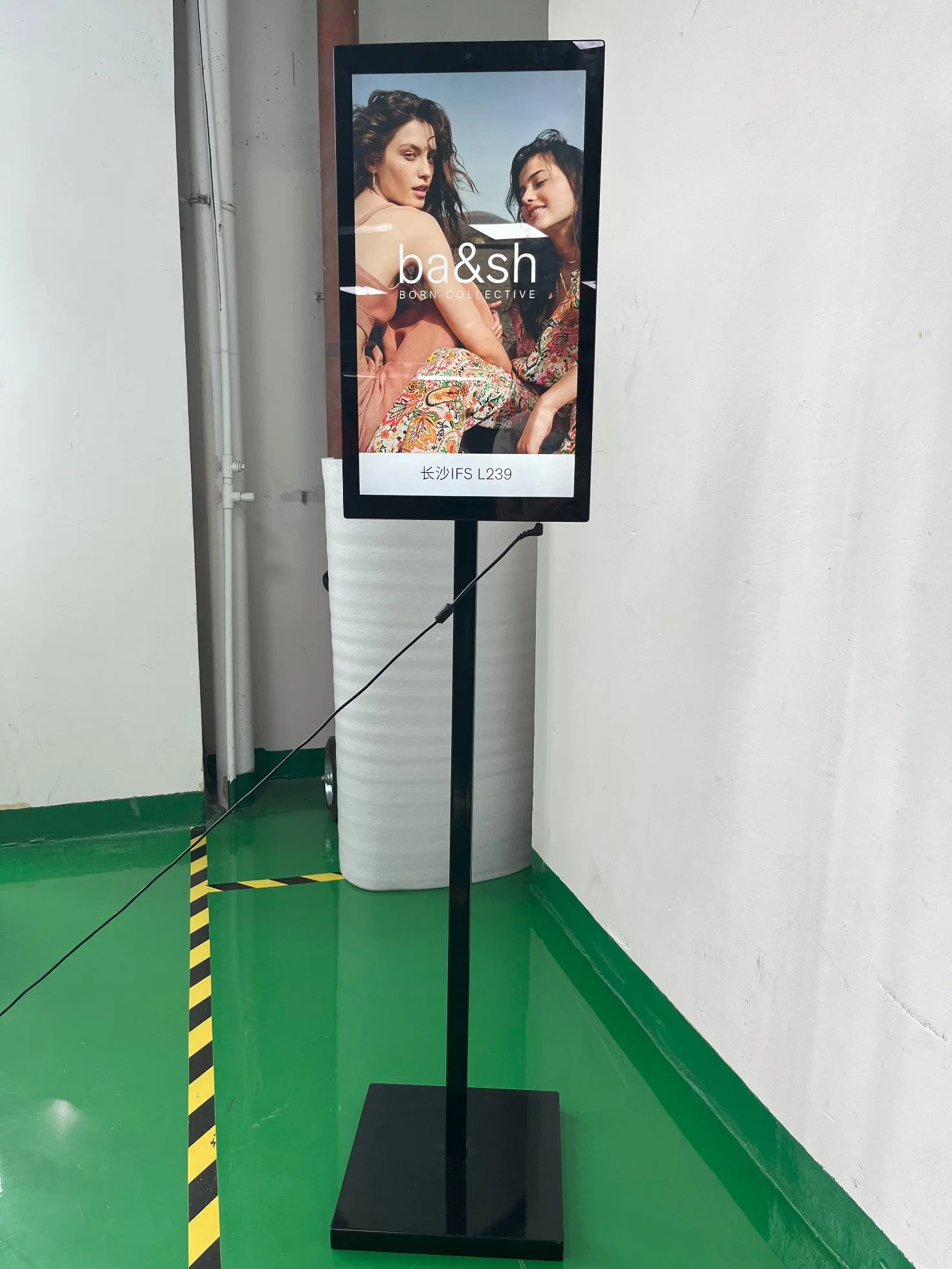 15 Inch LCD Transparent Vertical Free-Standing Rotatable Advertising Screen Displays