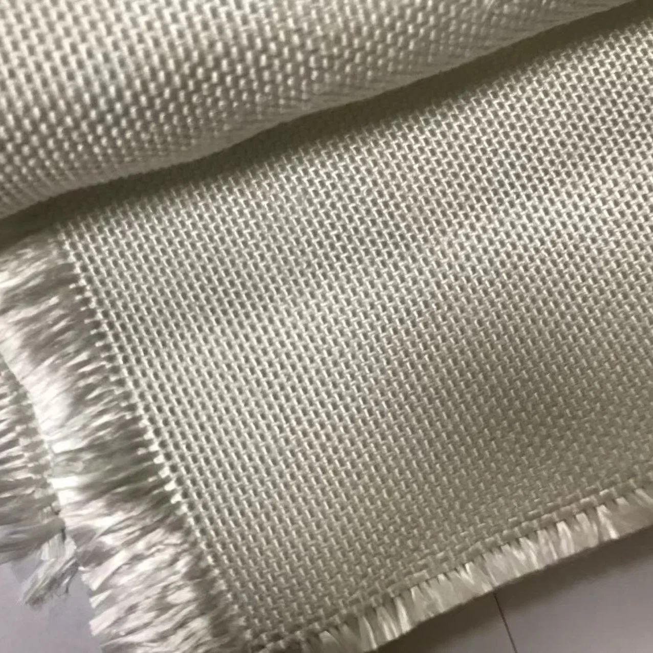 Производитель высококачественных Texturized стеклянное оптоволокно с карамельным 600g 0,8мм золотисто-коричневого цвета стекловолоконной ткани Texturized Bulked стекловолоконной ткани с помощью SUS провод