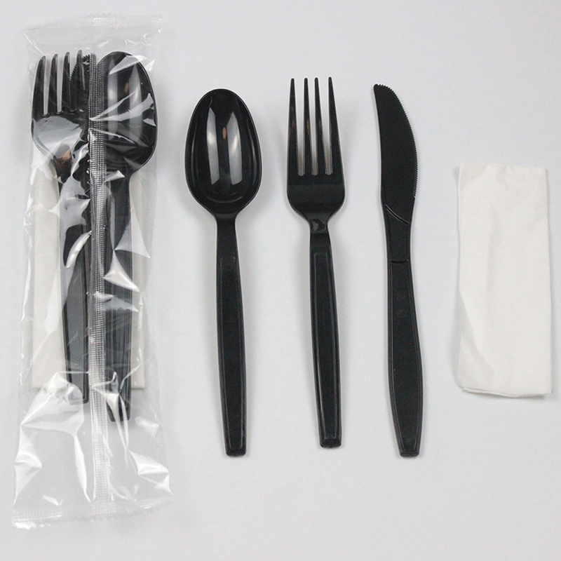 مجموعة أدوات طعام بلاستيكية قابلة للتخلص مكونة من ملعقة وشوكة وسكين باللون الأسود مع خدمة التوصيل.