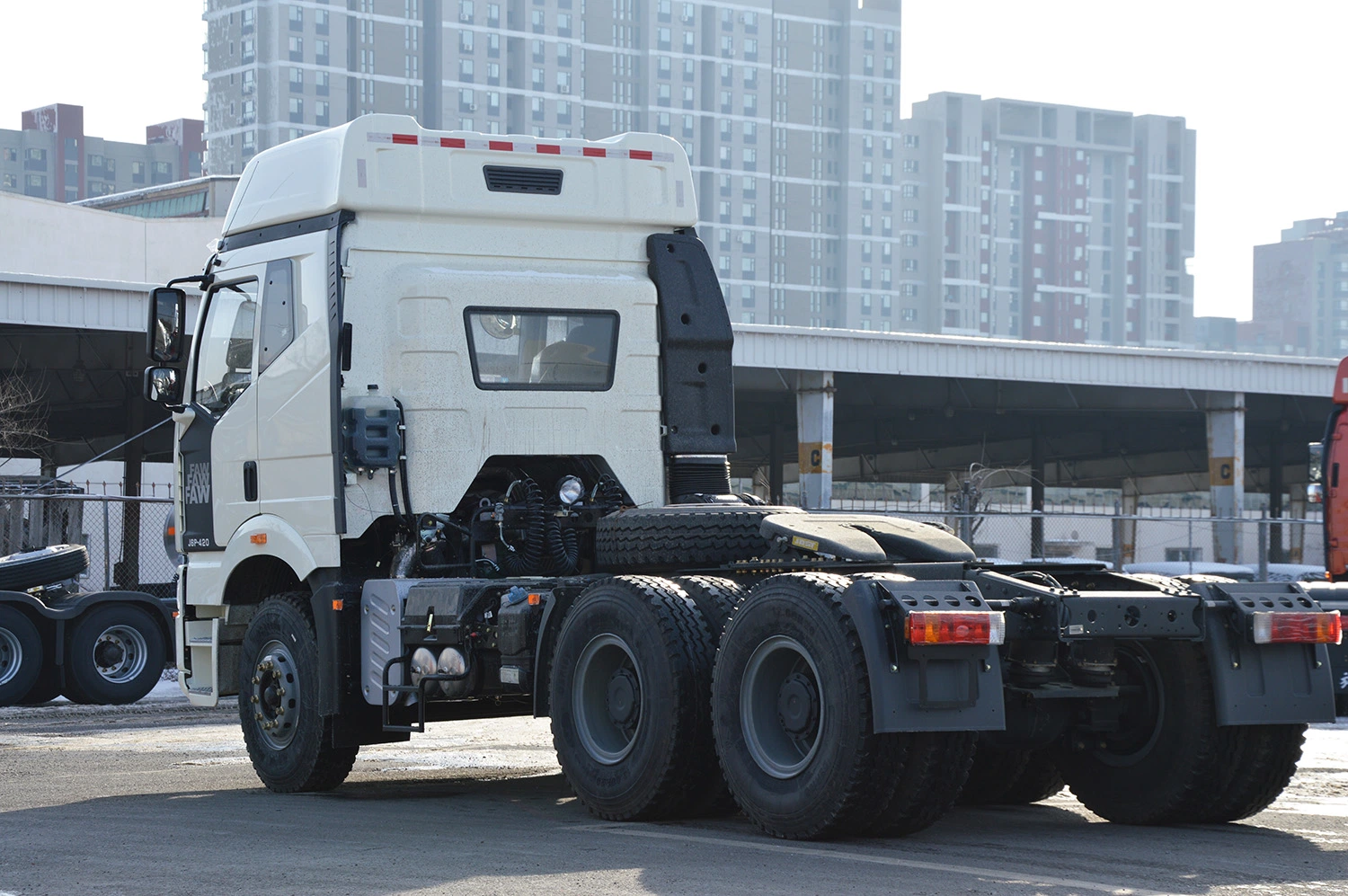 China 351-450CV todo el remolque del vehículo pesado Tractor eléctrico Precio FAW jefe