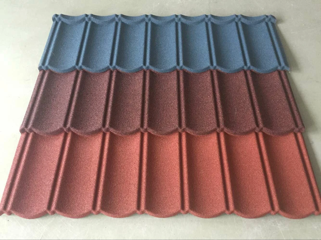 Decorative Classic Type / Bond Type Stone Coated Metal Villa Roof Tile Building Construction Material