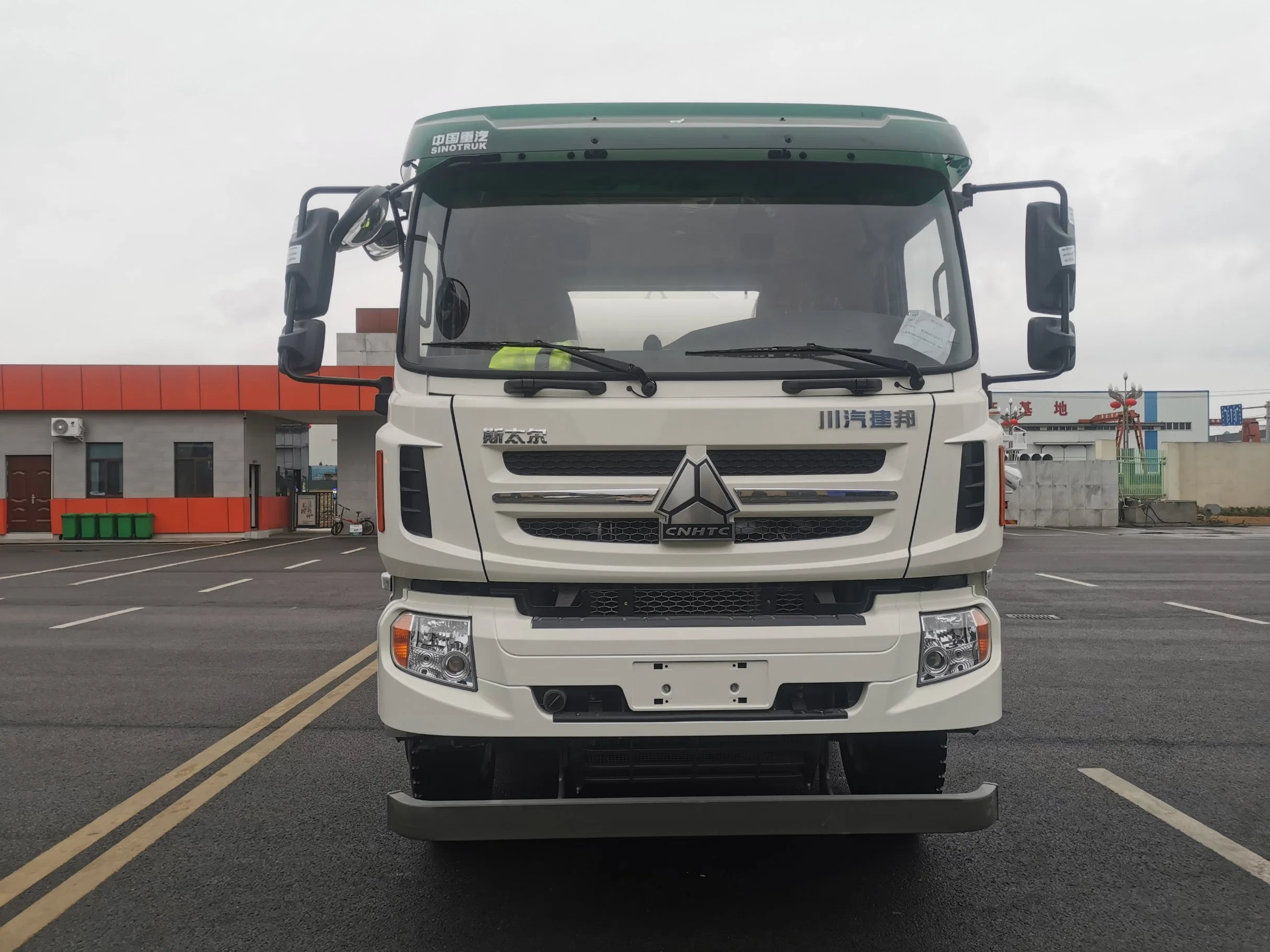 Camion malaxeur pour chantier de construction lourd - Machine de projet de construction - Camion de mélange de ciment