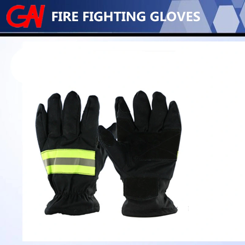 Lutte contre les incendies vêtements avec des gants de casque de bottes de courroie