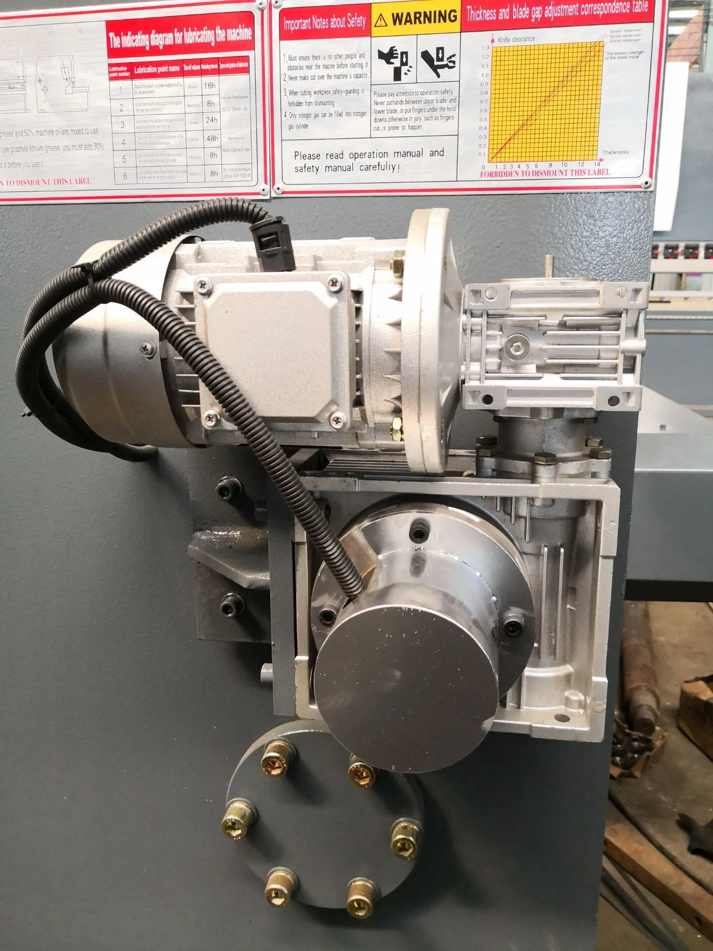 Neue Schwenkstrahl-Schermaschine QC12y-8X6000