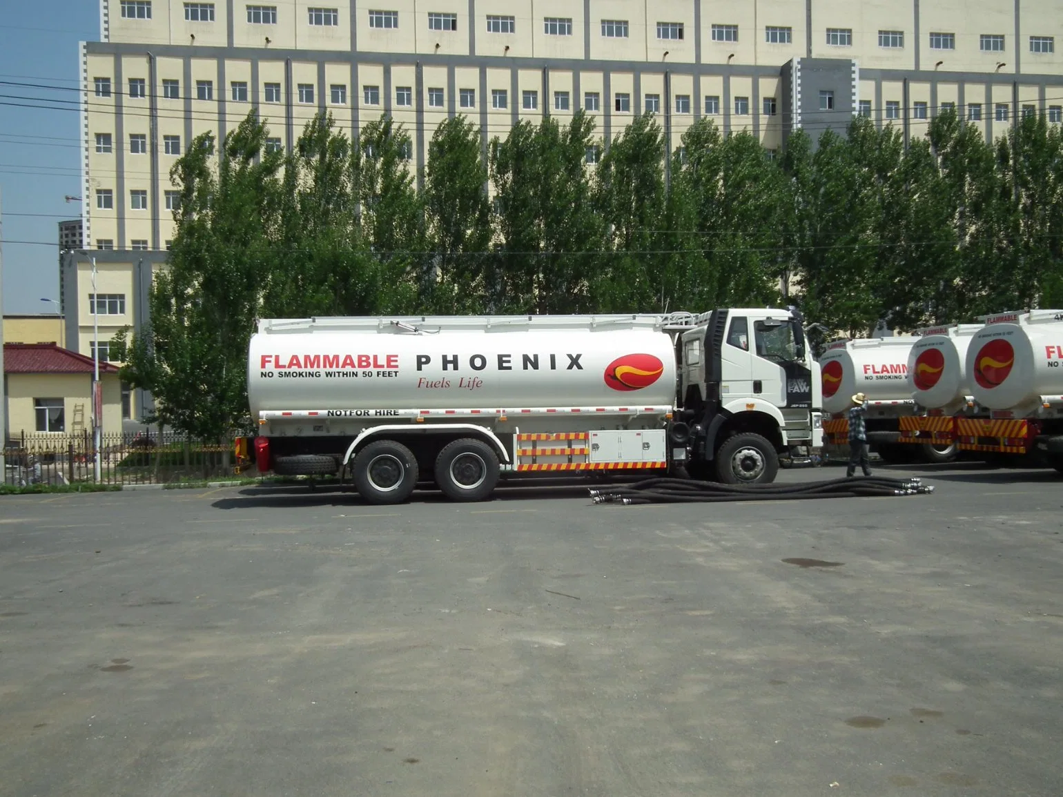 Good Service Gcc Approved Manual China Electric Special Truck Manufacturer J6p Oil Tanker