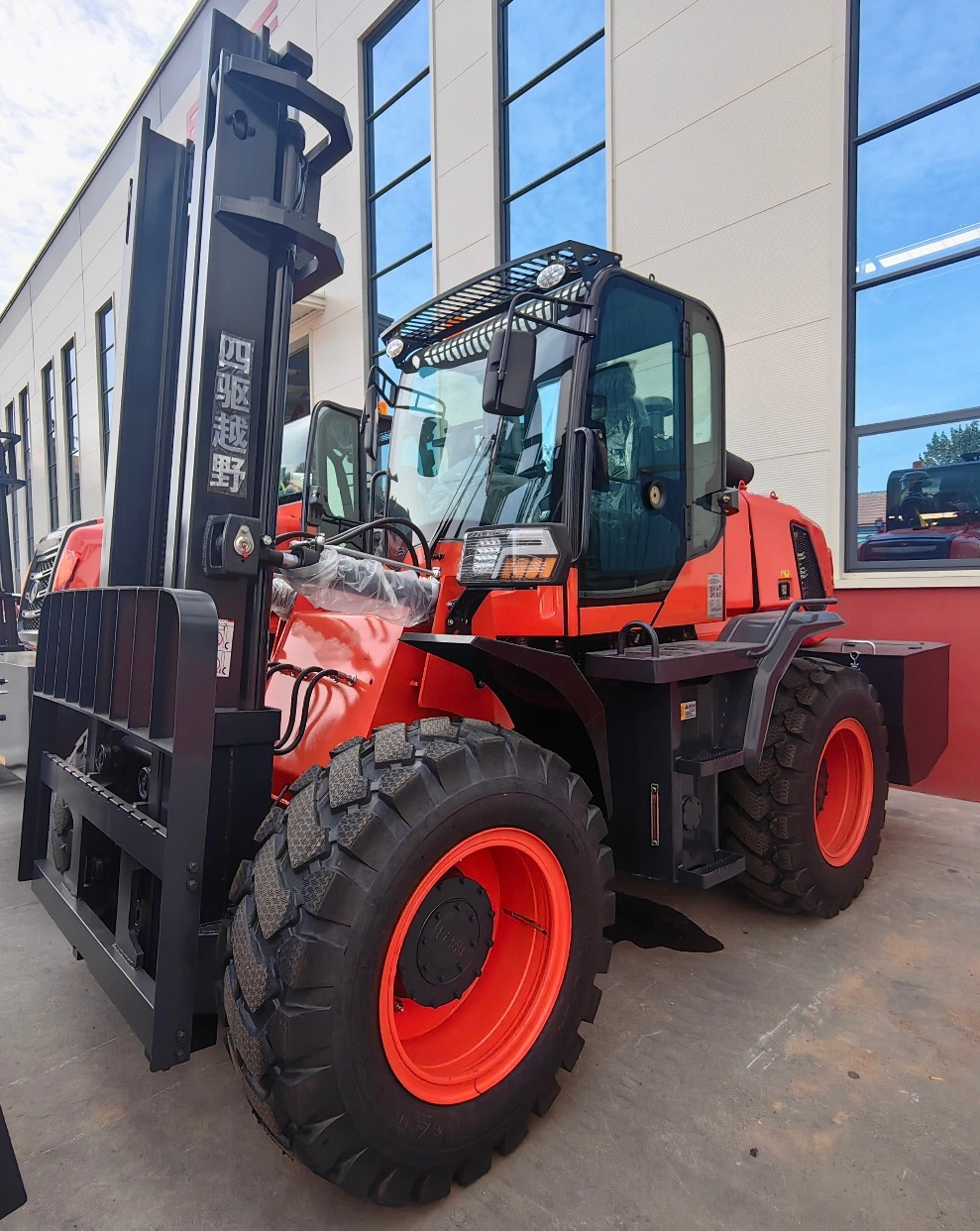 Factory New Design 4X4 All Terrain Forklift 3 4 5 Ton Diesel Forklift off Road Forklift 3000 Kg Articulated with CE