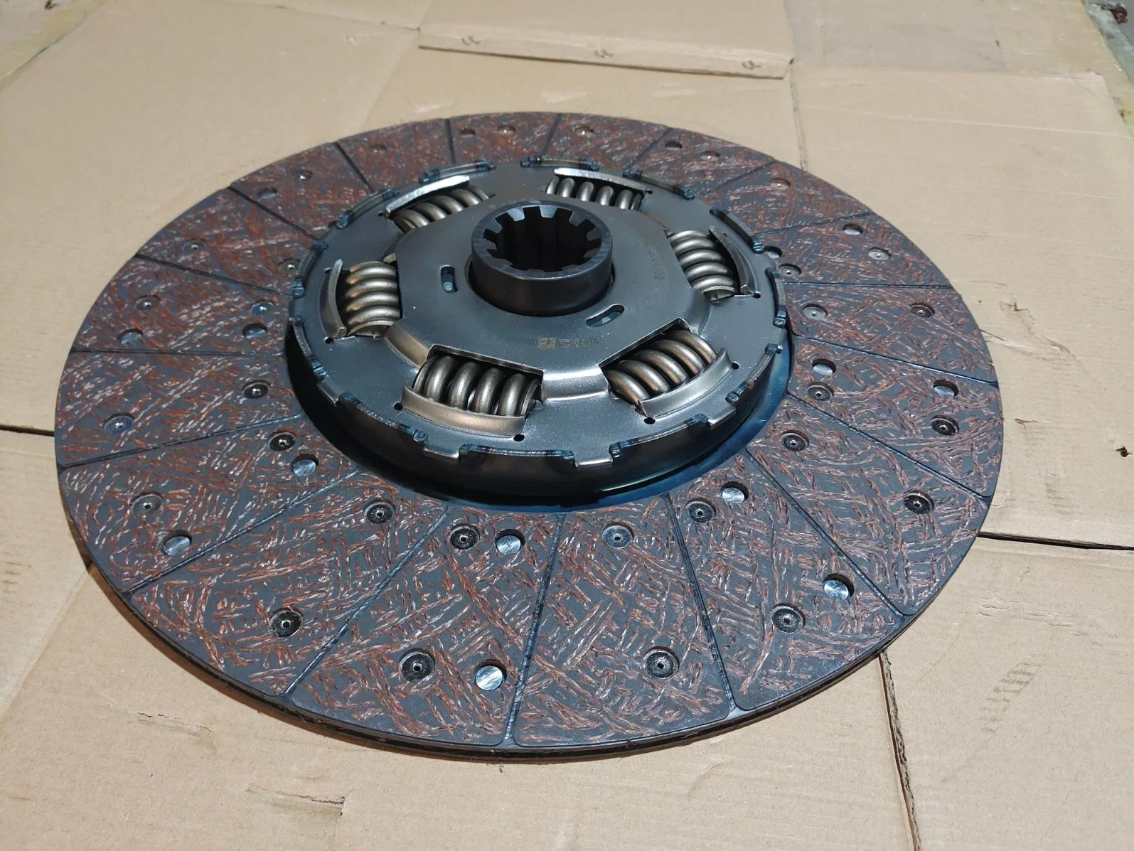 The Clutch Is Applicable to Cnhtc Howershakman FAW Beiben Hongyan Tractor/Garbage Truck/Dump Truck/Tipper Truck/Tractor Auto Parts Truck