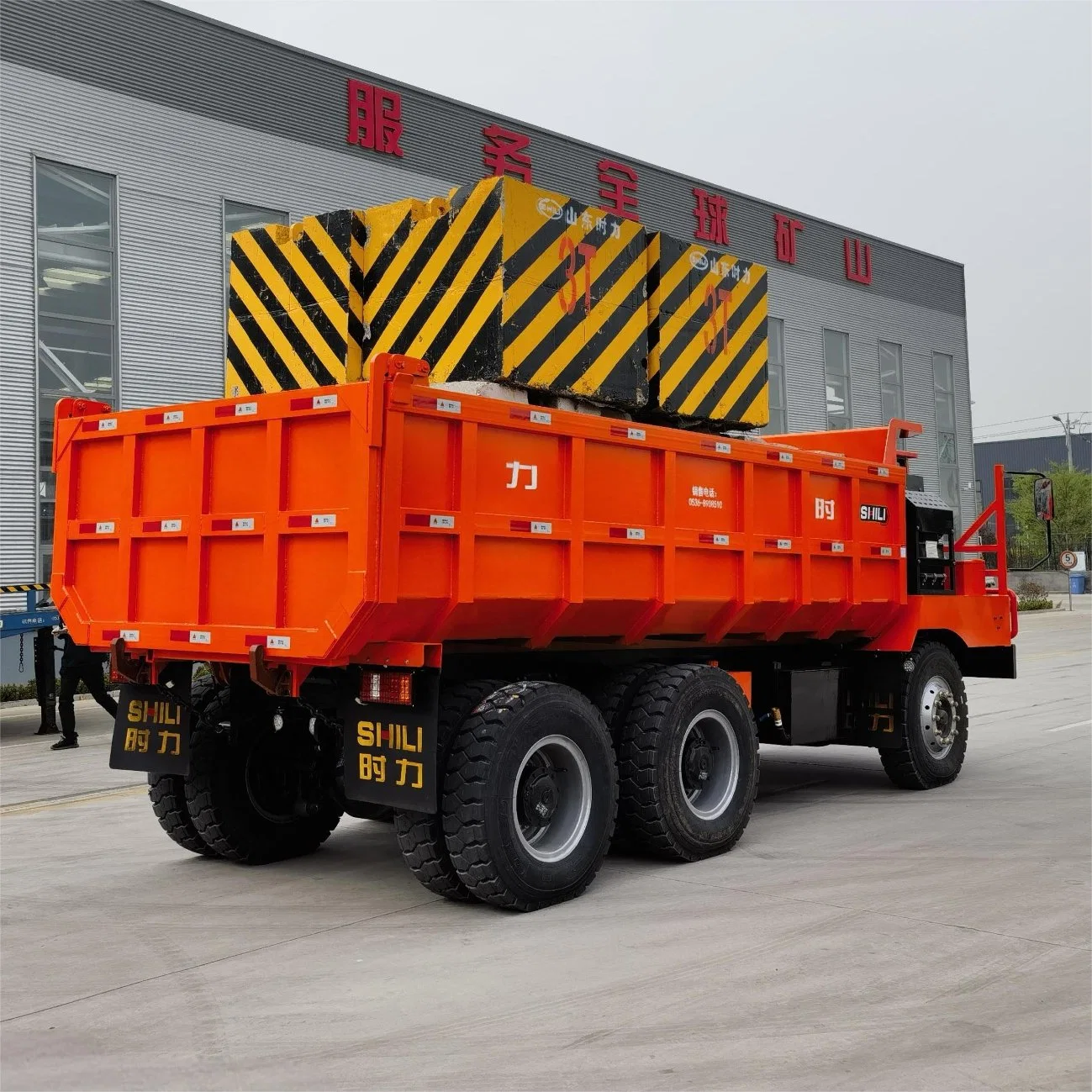 Camion minier à grande capacité de charge conçu pour les tâches difficiles.