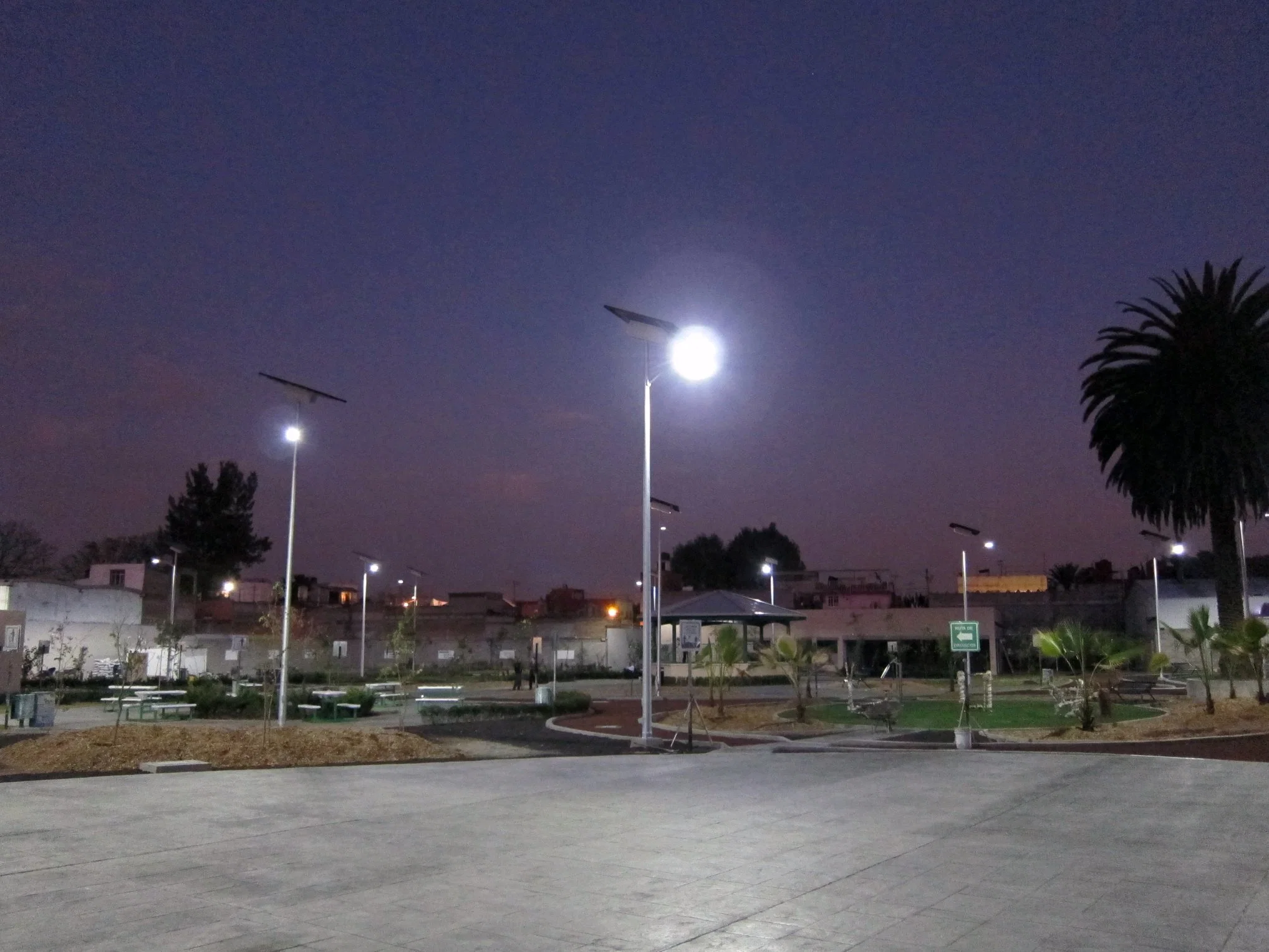 8m Pole 60W LED Lamp with Lithium Battery