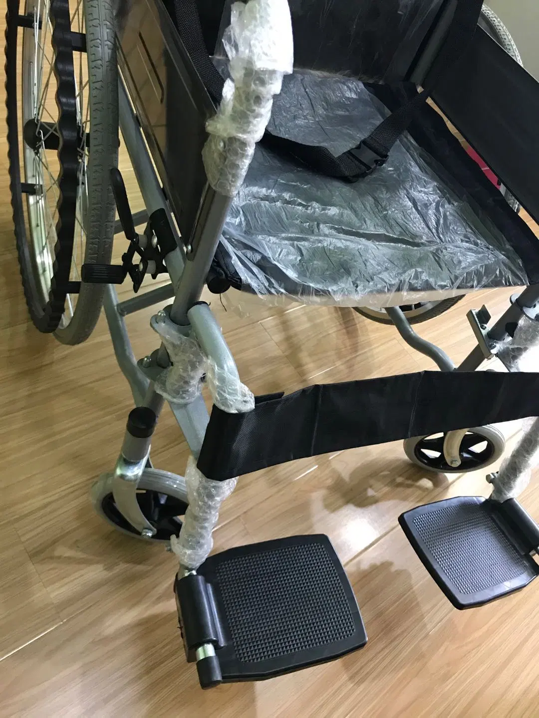 Cadeira de rodas dobrável com cadeira de rodas manual Economy Steel mais vendida a quente Home Care Product with Wheel Hospital Home Care Rehabilitation Medical Equipamento