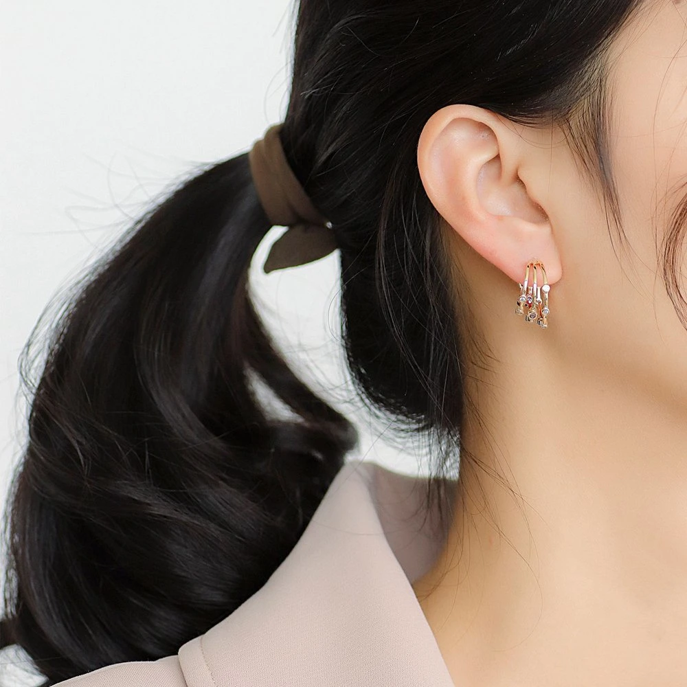 Moda al por mayor de latón chapado en oro con forma de C de la capa de Zircontripple Hoop Stud Earrings para las mujeres y niñas