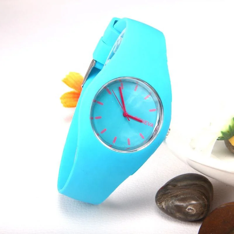 Femme Homme Garçon Fille Cadeau Sport Enfant Montre en silicone Colorée OEM ODM Boîtier de montre Mouvement à quartz Logo personnalisé Prix bon marché