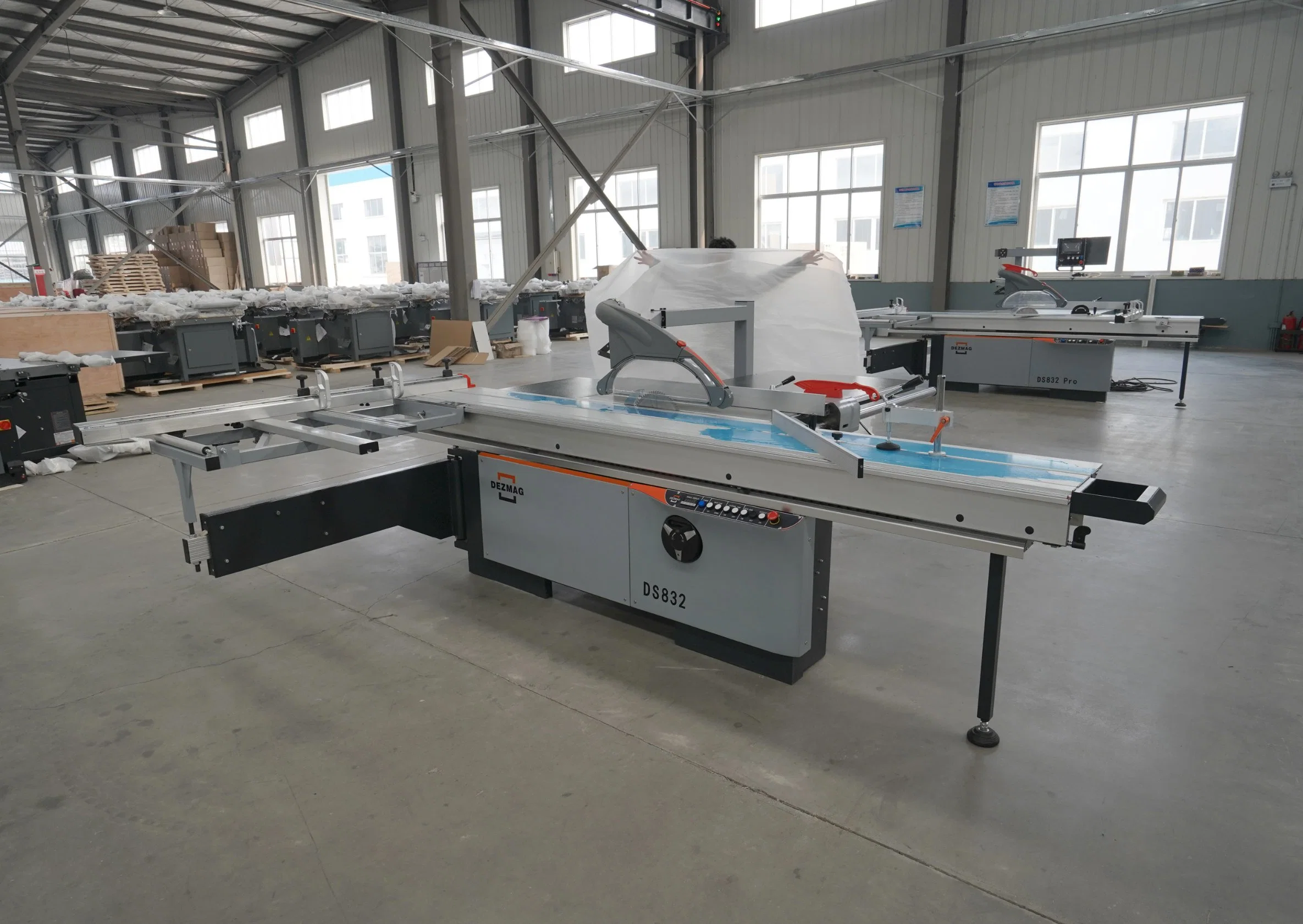 Simple Operated High Precision Wood Cutting Sliding Table Saw Machine