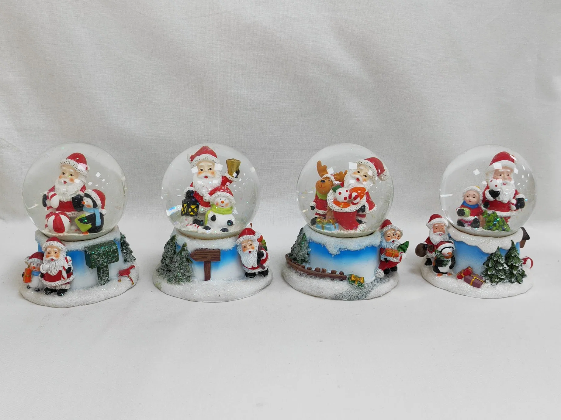 Customized Christmas Water Snow Globe with Inner Sculpture