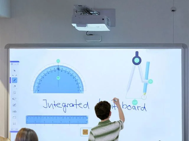 Tableau blanc interactif portable à écran tactile ultrasonique pour le soutien éducatif sous Android OS.