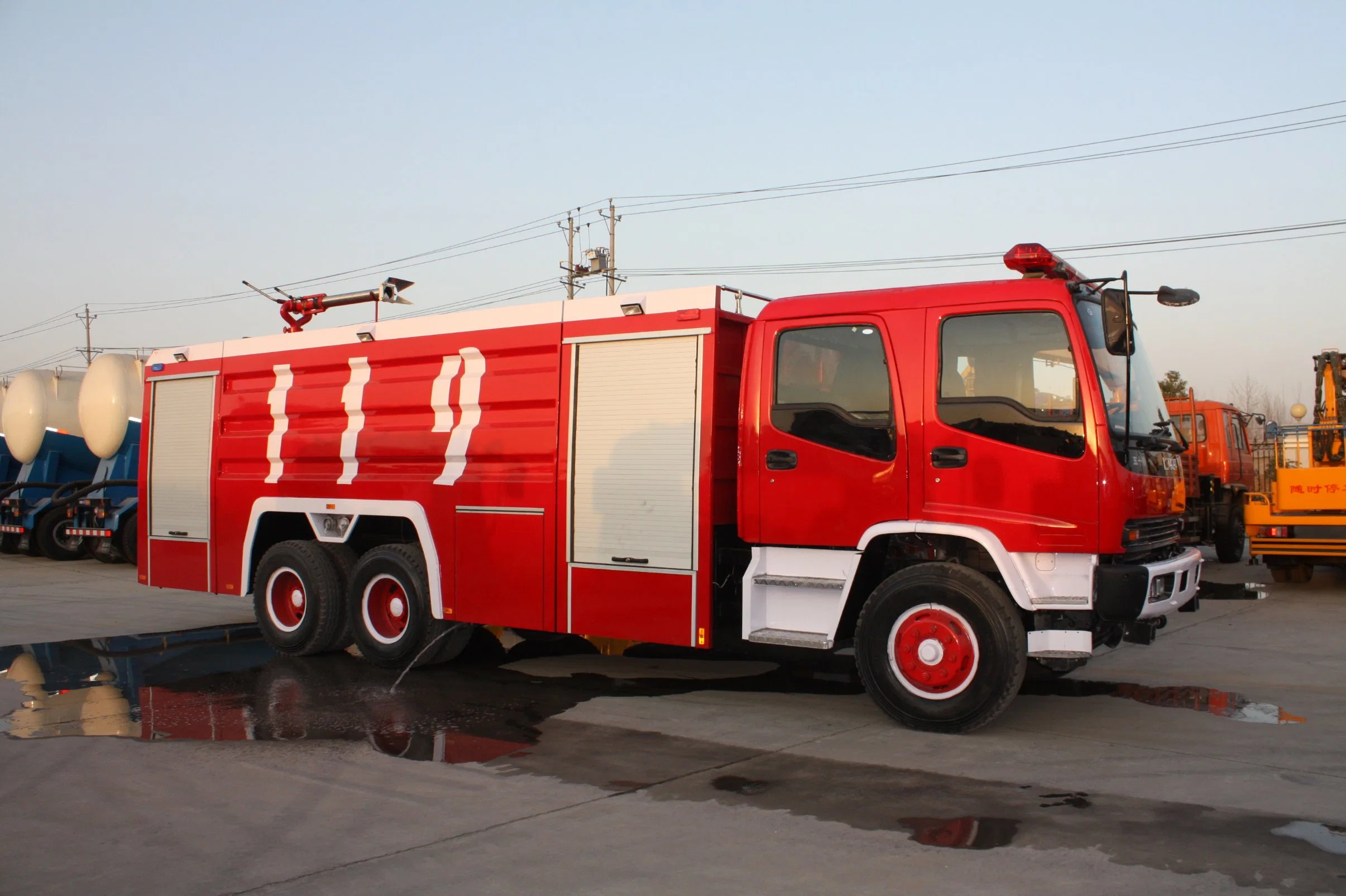 На заводе прямой продажи 1suzu 16000L воды из пеноматериала порошок Fire погрузчика