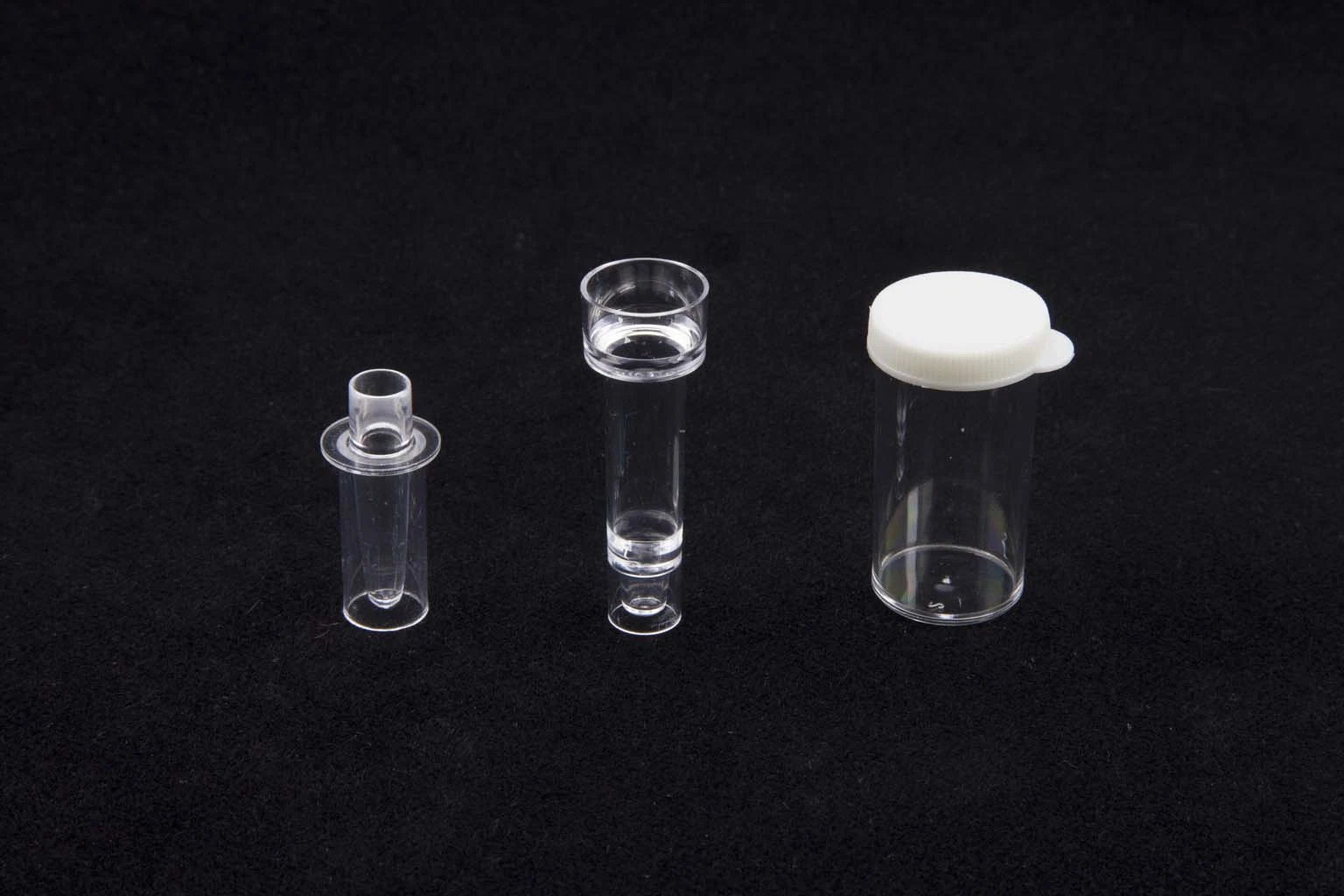 Micro química Laboratorio de cubeta de plástico muestra tazas con Thermo Fisher &amp; Indiko Indiko Analizador Plus