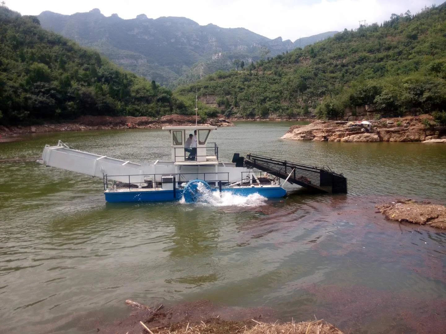 Full-Automatic Skimmer flotante personalizables bajo el agua de limpieza de basura de siega de buques de la cosechadora