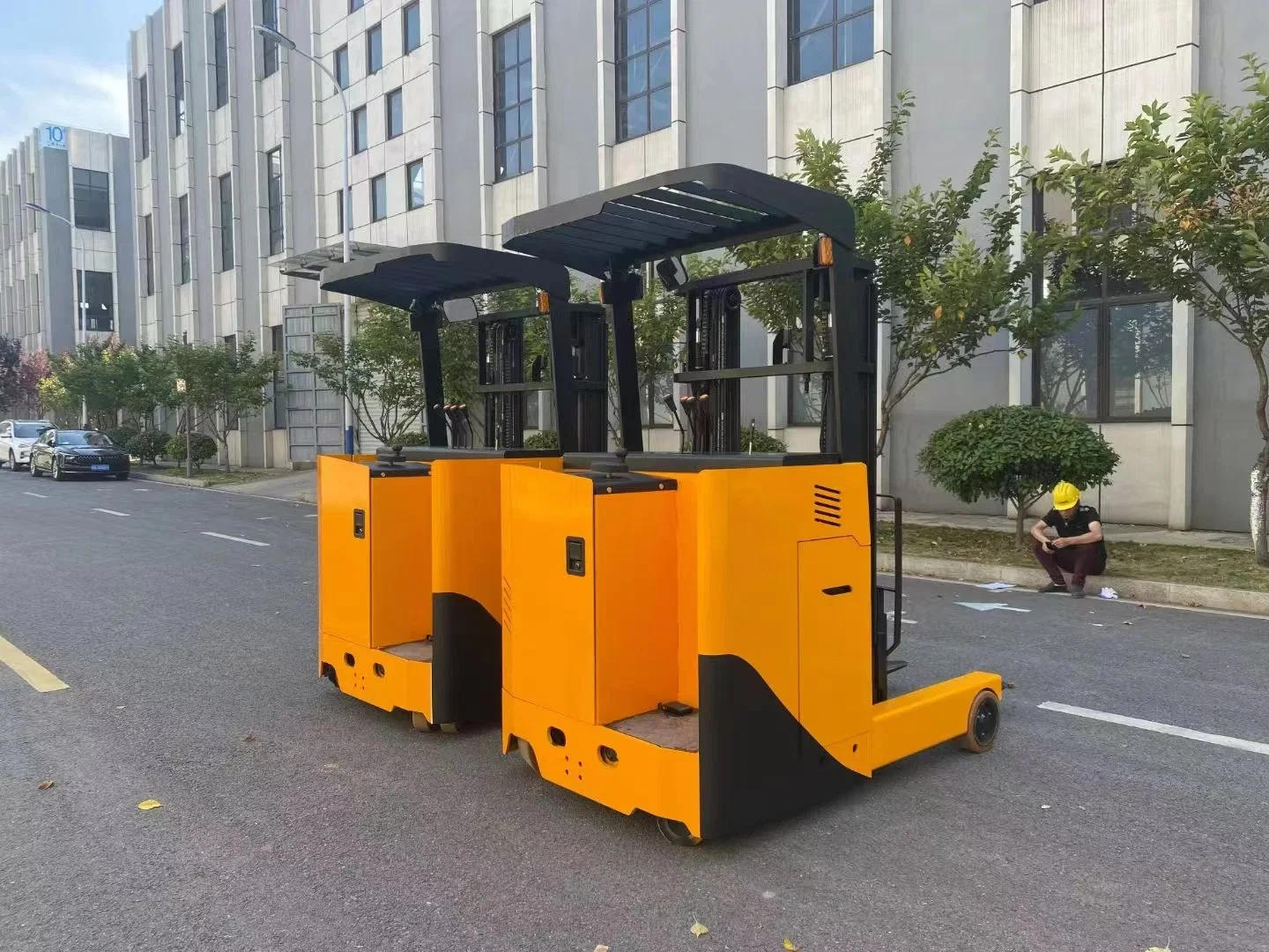 Standing Type 2ton Electric Reach Truck with High Lifting 4m Warehouse Narrow Aisle Battery Stacker 2000kg Electric Reach Forklift 3 Stage Mast