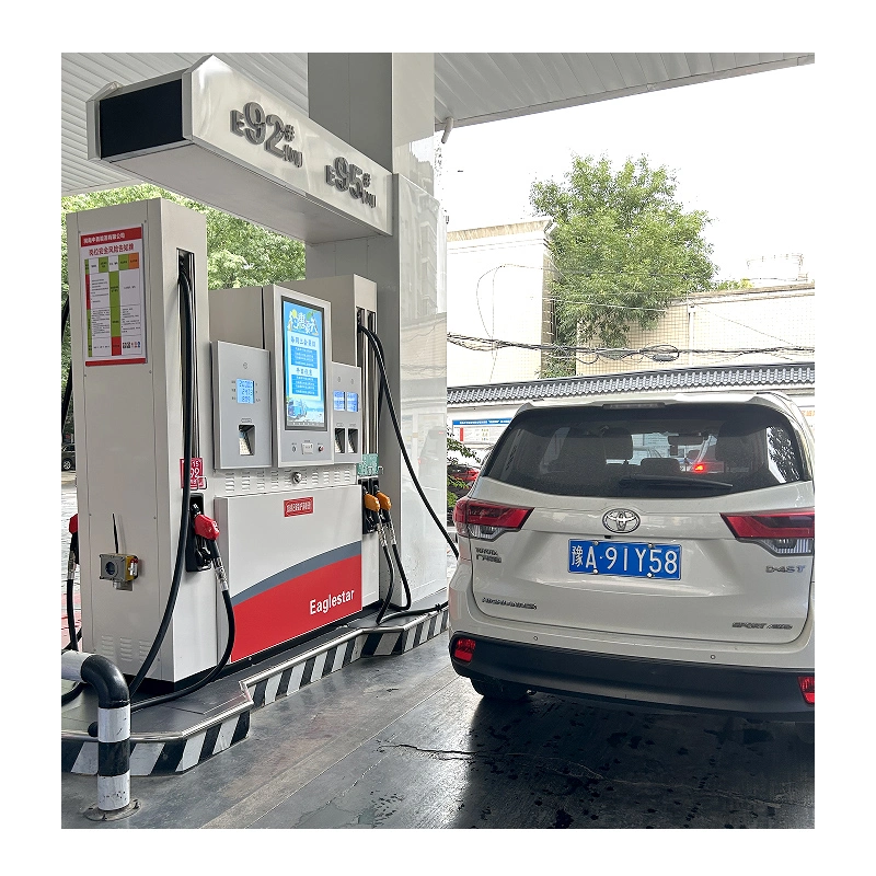 Distributeur automatique intelligent de carburant avec tuyau long.