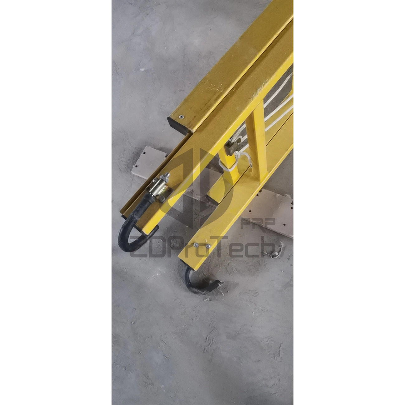 Factory Wholesale/Supplier Customizable 3m-12m Fiberglass Extension Step Ladder with Handrail for Electric Power Maintenance.