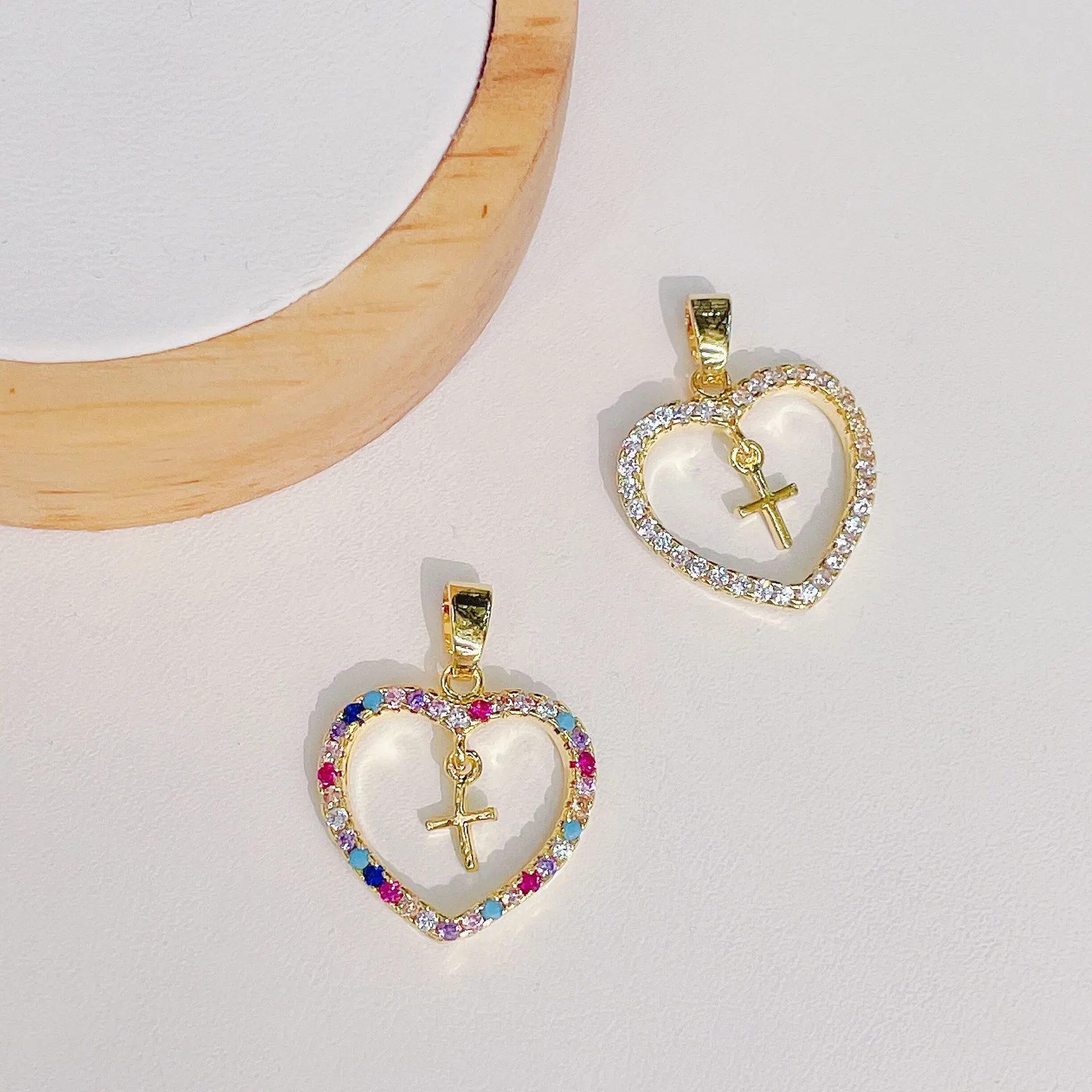 Popular corazón de Zircón de cobre con forma de cruz colgantes para Accesorios DIY