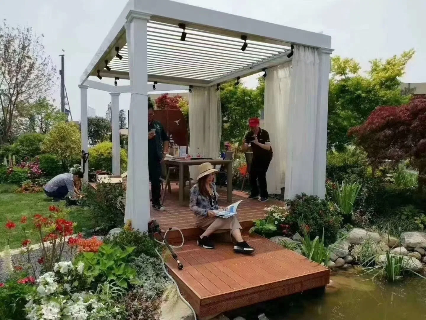 Blanco pared montado techo plegable automático Gazebo cerca de la natación Piscina