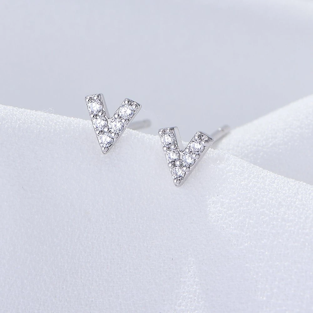 Minimalista 925 Joyería de Plata y chapado en oro CZ la letra V Bisutería Stud Earrings para mujeres