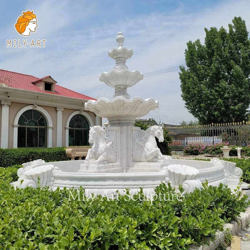 Fontaine en marbre blanc personnalisée avec un ornement de jardin cheval à vendre.