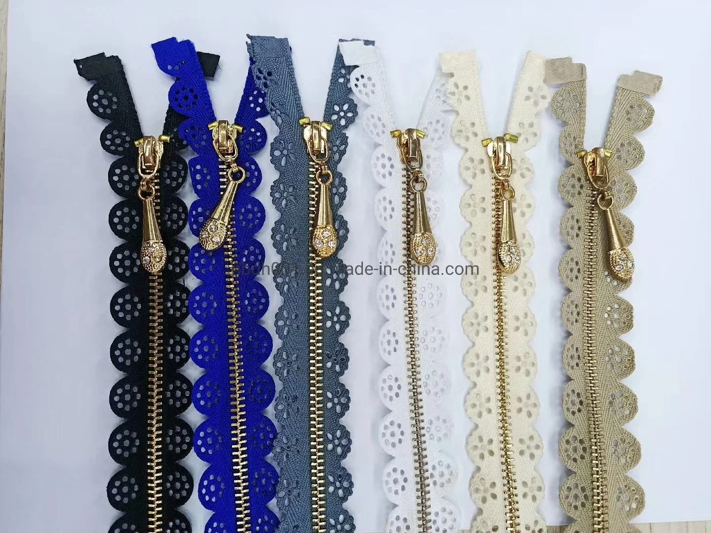 Wholesale/Supplier No. 3# Close End Brass Teeth Metal Lace Fabric Zipper for DIY and Dress