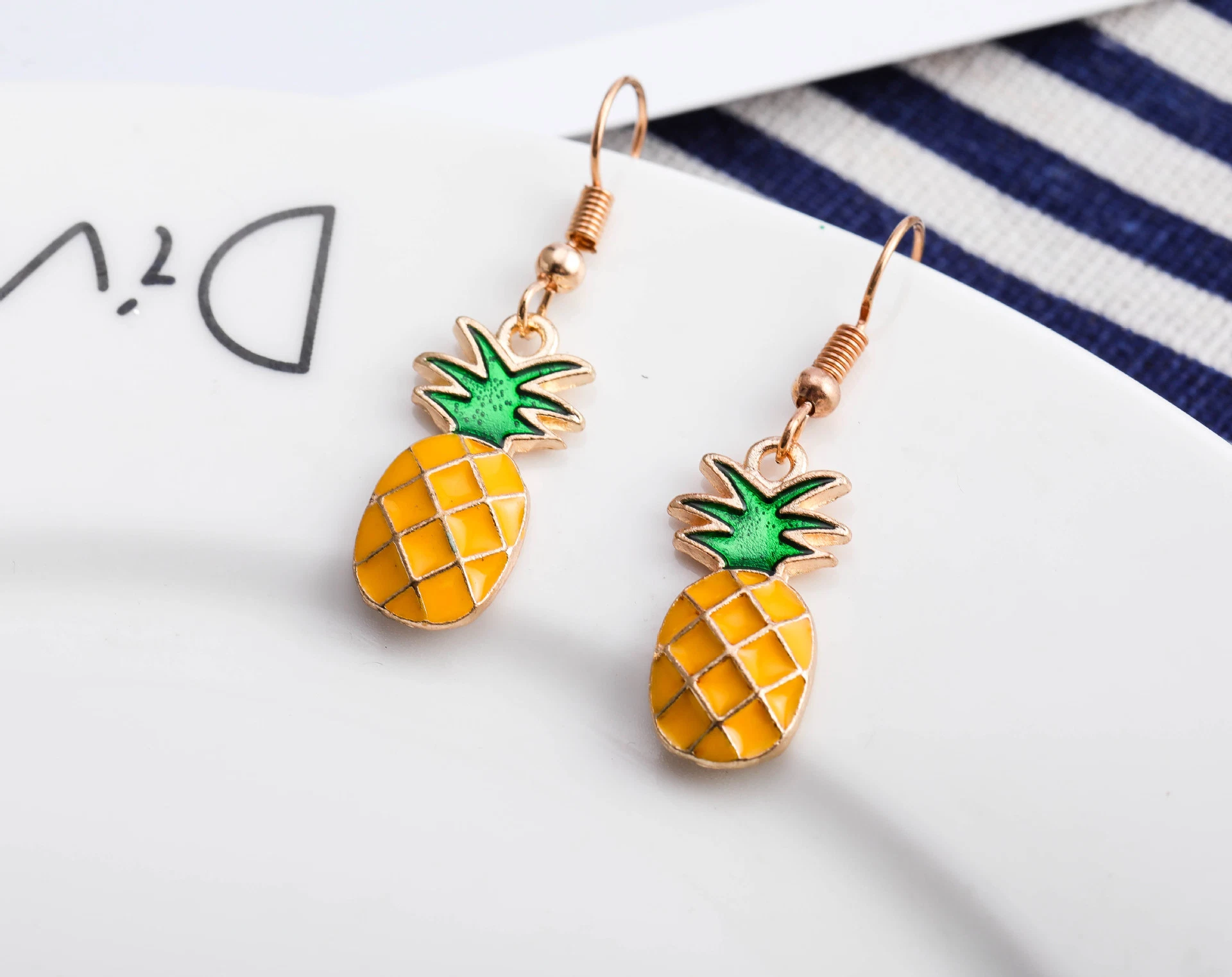 Boucles d'oreilles longues en forme de pastèque et kiwi, fraîches et charmantes.