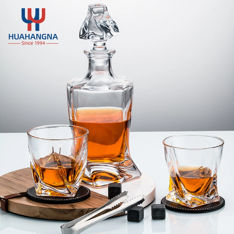 Élégant en gros personnalisé Logo 800ml Cristal Vin Distributeur de liqueur Bouteille de whisky en verre torsadé Carafe Ensemble avec verres dans une boîte cadeau en bois pour cocktail whisky.