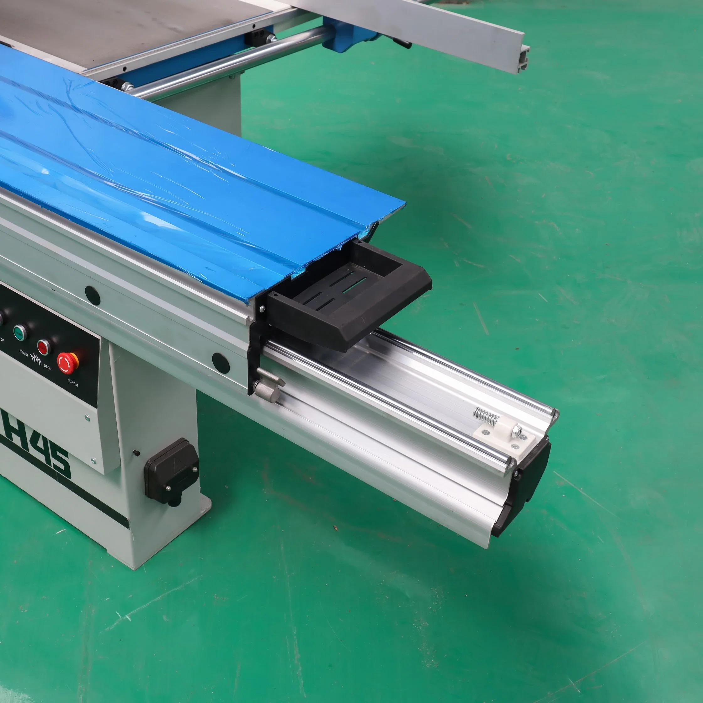 China Woodworking Machinery 0-45 Degrees Sliding Table Panel Saw with CE Certification