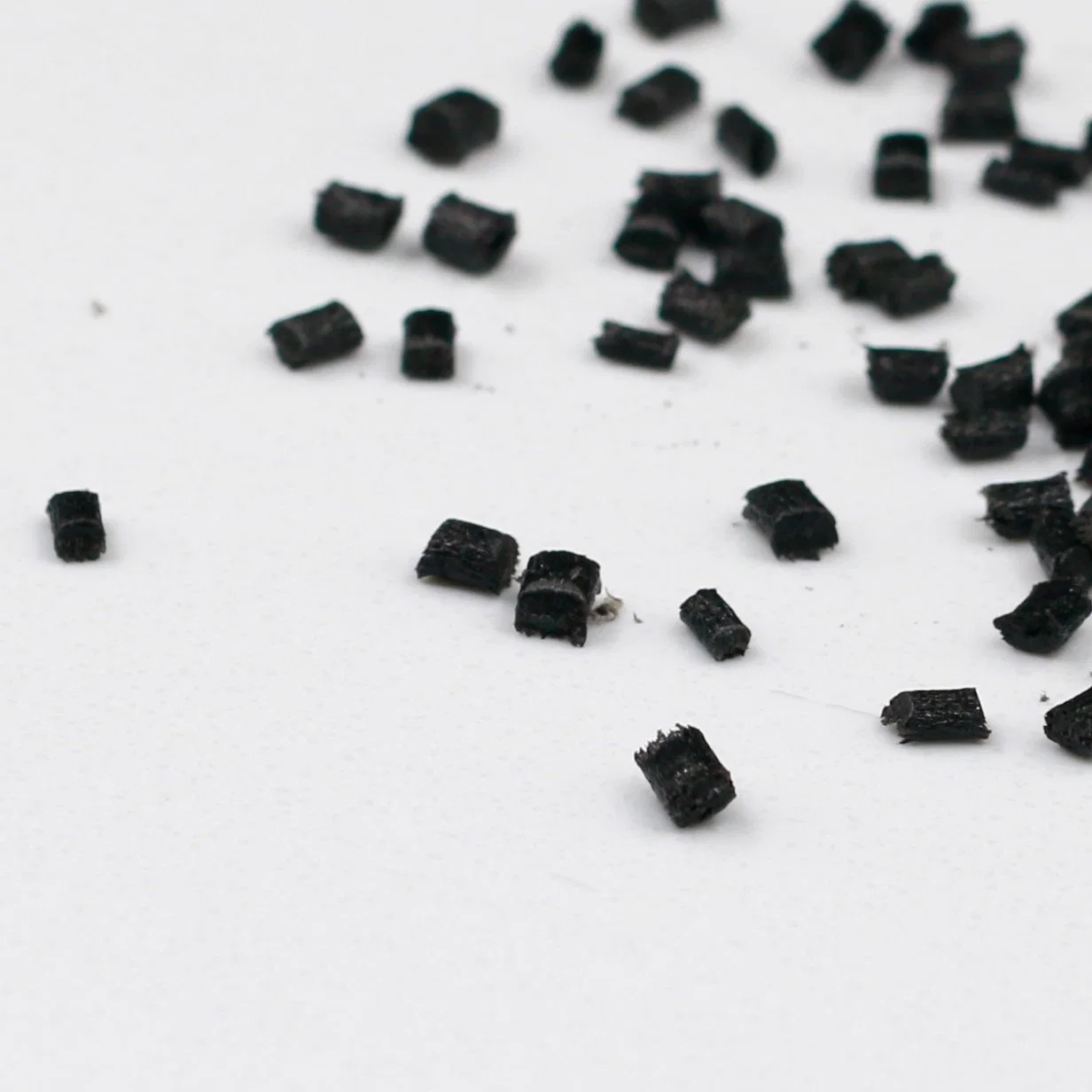 Le Nylon PA66+GF30 Les granules de plastique en polyamide noir PA6 GF30 pour les pièces automobiles