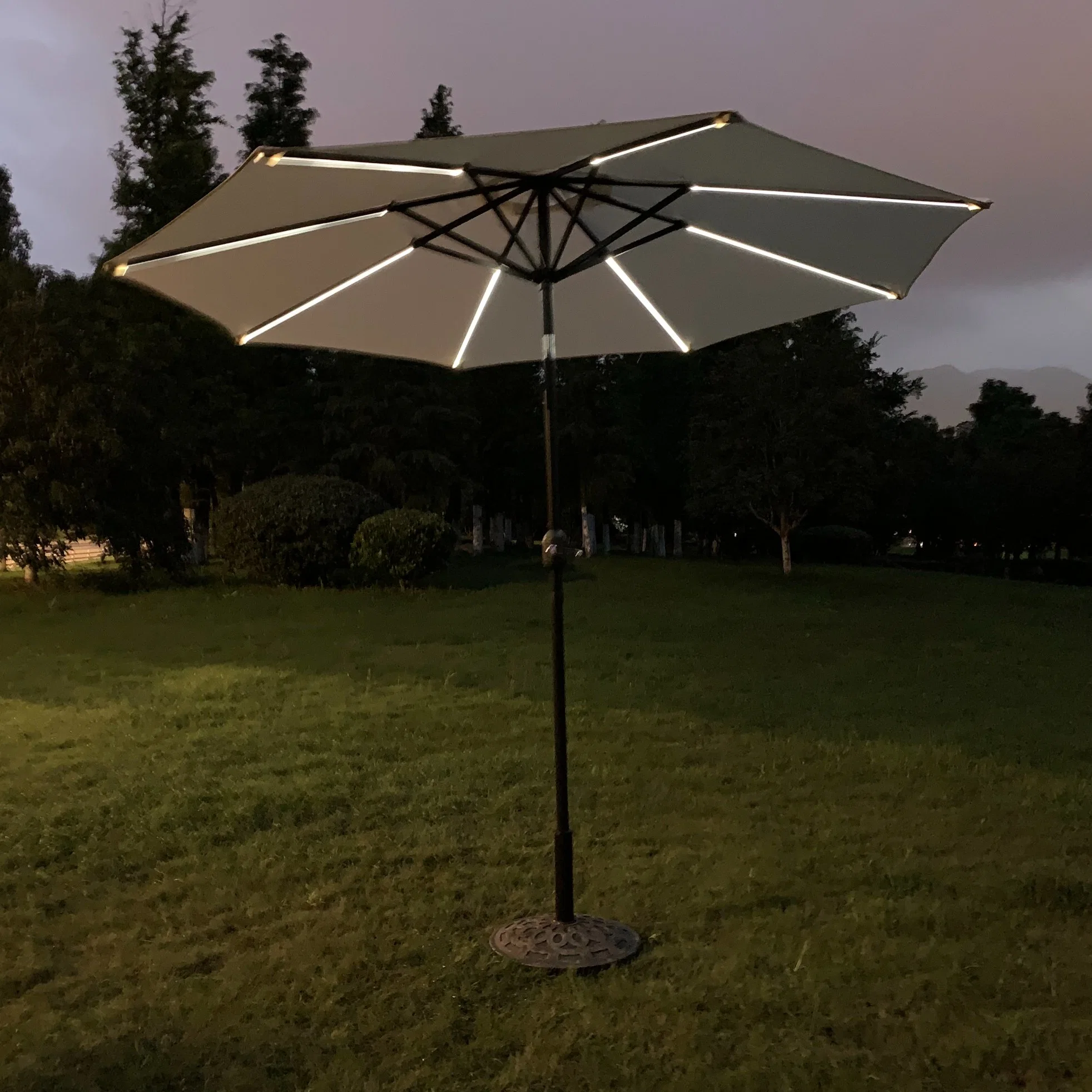 LED Parasol de jardin rond pour patio, adapté à une utilisation en extérieur.