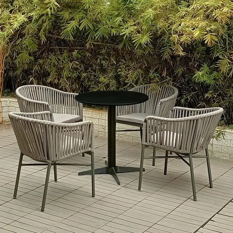 A moderna mesa de jantar Pátio Exterior do Hotel está situada no Pátio do Jardim de ratã Cadeira de jantar para sala de estar com móveis