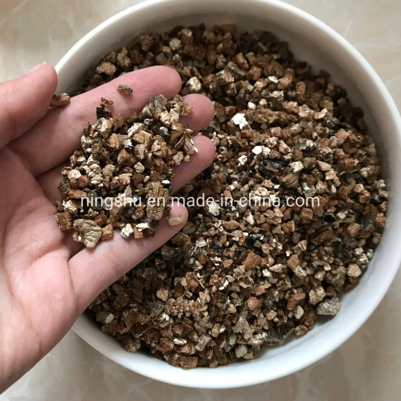 Landwirtschaftliche 1-3mm 2-4mm 3-6mm 4-8mm Premium-Grade Silber Golden Expanded Vermiculit für Gartenbau und Gartenbau