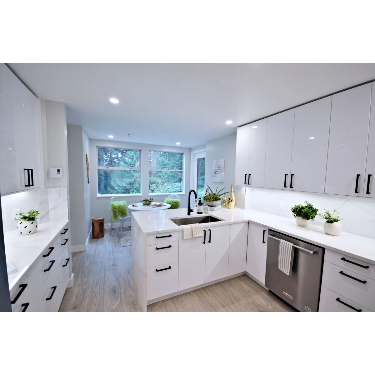 Modern 2 PAC High Gloss White Lacquer Painting Kitchen Cabinets with Pantry Baskets