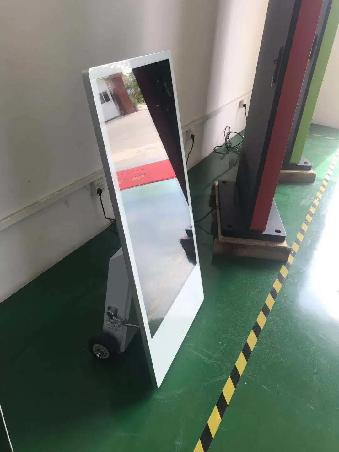 43 Inch LCD Digital Signage Touchscreen Player Market with Wheel and Battery Inside