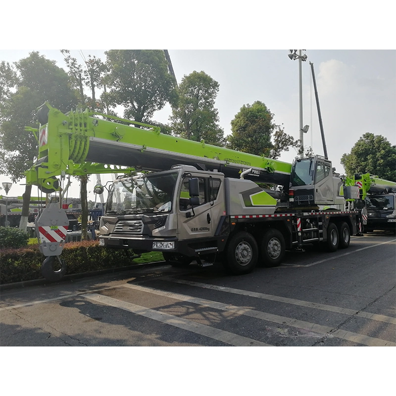 رافعة شاحنة محمول Zoomlion 55t مزودة بذراع رافعة Ztc550V532 ذات 5 أقسام