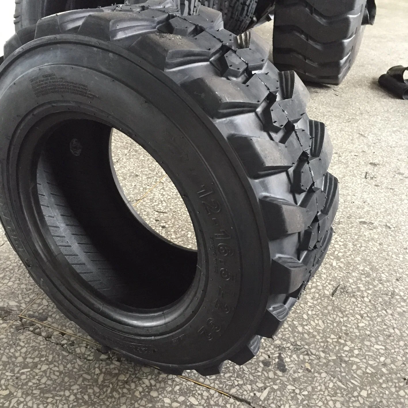 Industrial China Wholesale/Supplier Forklift Solid Tire with Superior Quality L-2 12-16.5