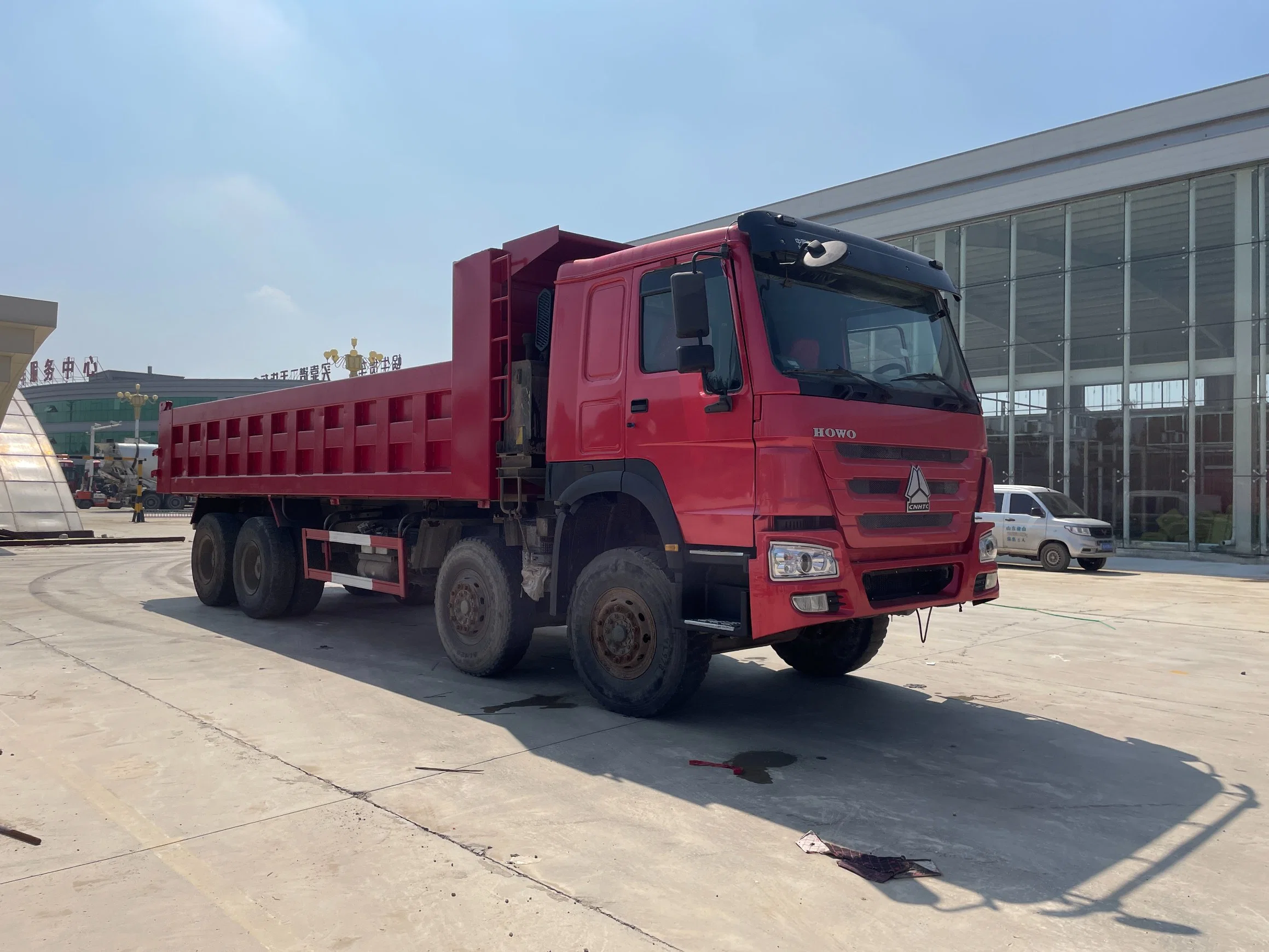 حالة جيدة مستخدمة باعتدال 375HP 12 Wheels 8X4 Sinotruk HOWO شاحنة تفريغ لأفريقيا