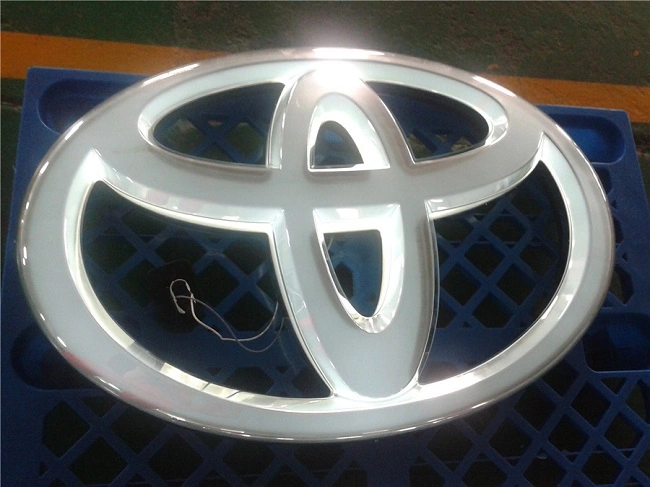 Vacuum Moulded 3D Chrome Acrylic ABS Car Logos / Laser Engraved Outdoor Car Logos for Car Dealer Shop