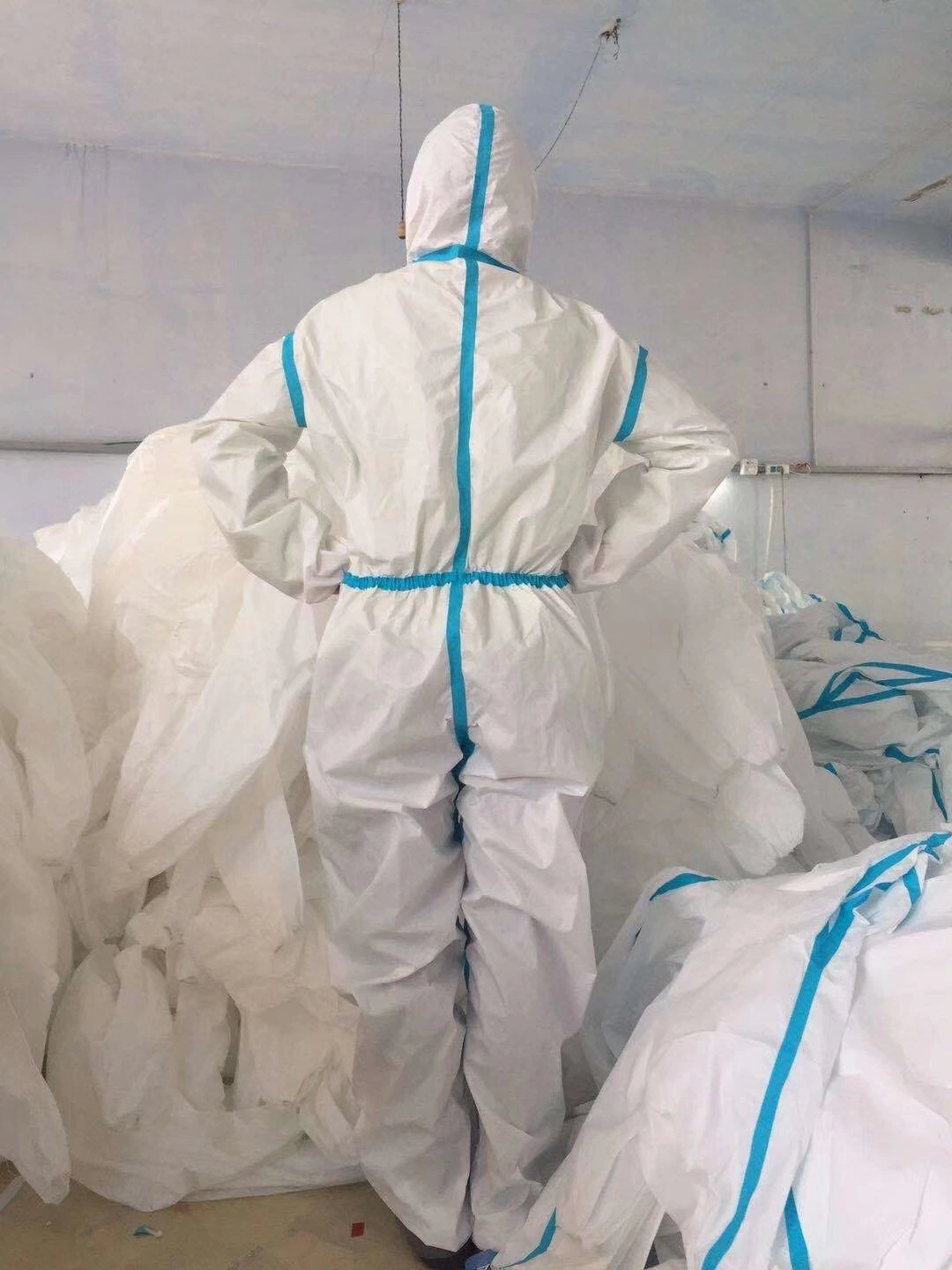 in Stock Disposable Protective Suit Protection Clothing Anti-Virus Disposable Clothing Wholesale/Supplier Full-Body Non-Sterile Garment Isolation Safety Clothing Factory