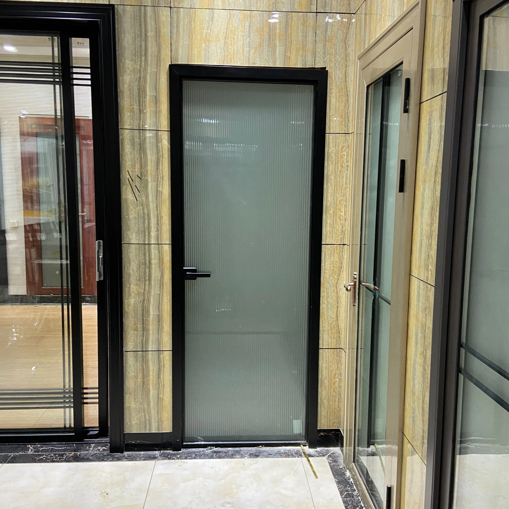 China la puerta de cristal de la puerta de Aluminio Metal en Anodize Champagne, revestimiento de polvo marrón doble vidrio y plástico en la puerta de baño de flores